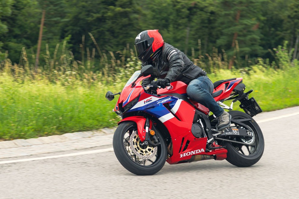 Honda CBR600RR 2024 en prueba en la carretera de curvas - Imagen 5