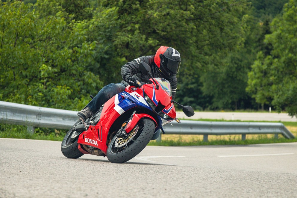 Honda CBR600RR 2024 tested on the twisty road - Image 21