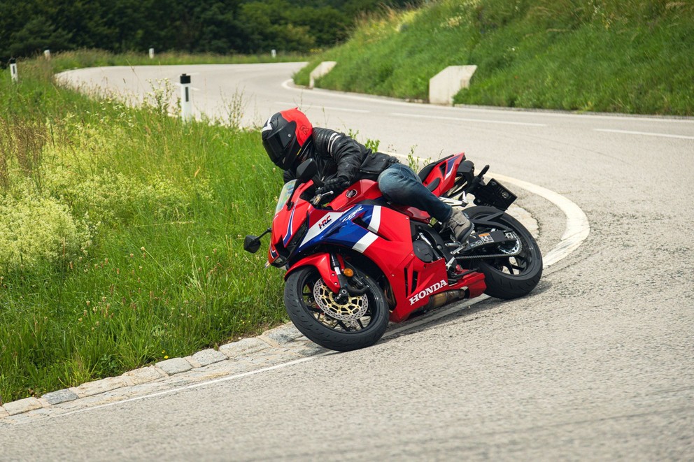 Honda CBR600RR 2024 em teste na estrada sinuosa - Imagem 11