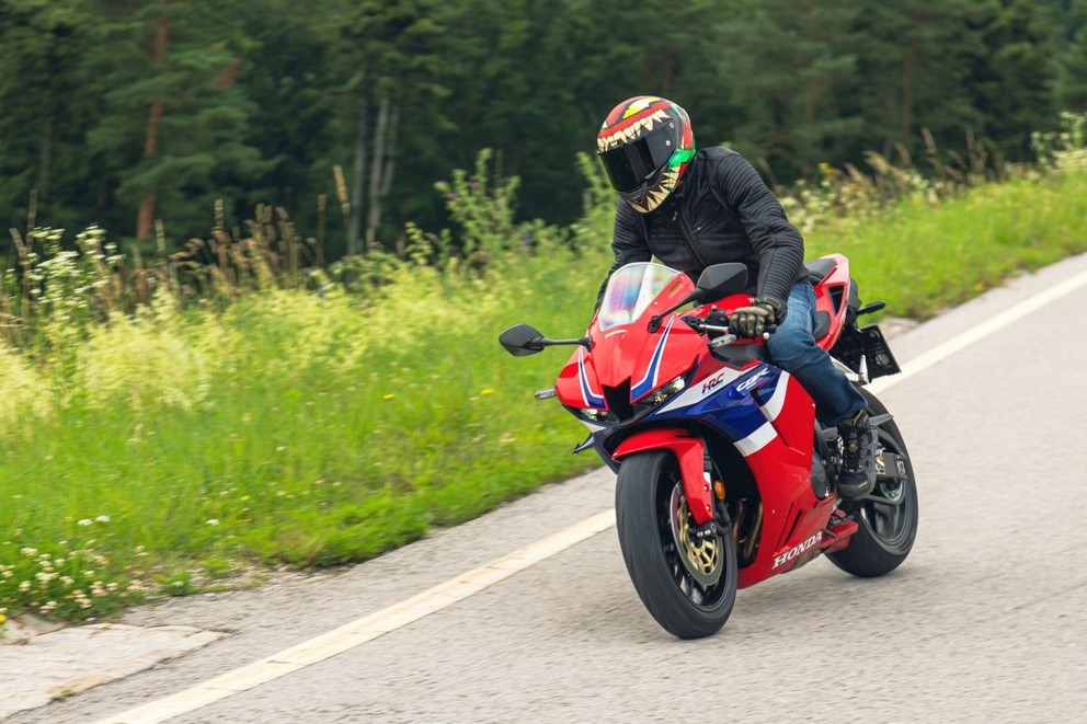 Honda CBR600RR 2024 à l'essai sur route sinueuse - Image 33