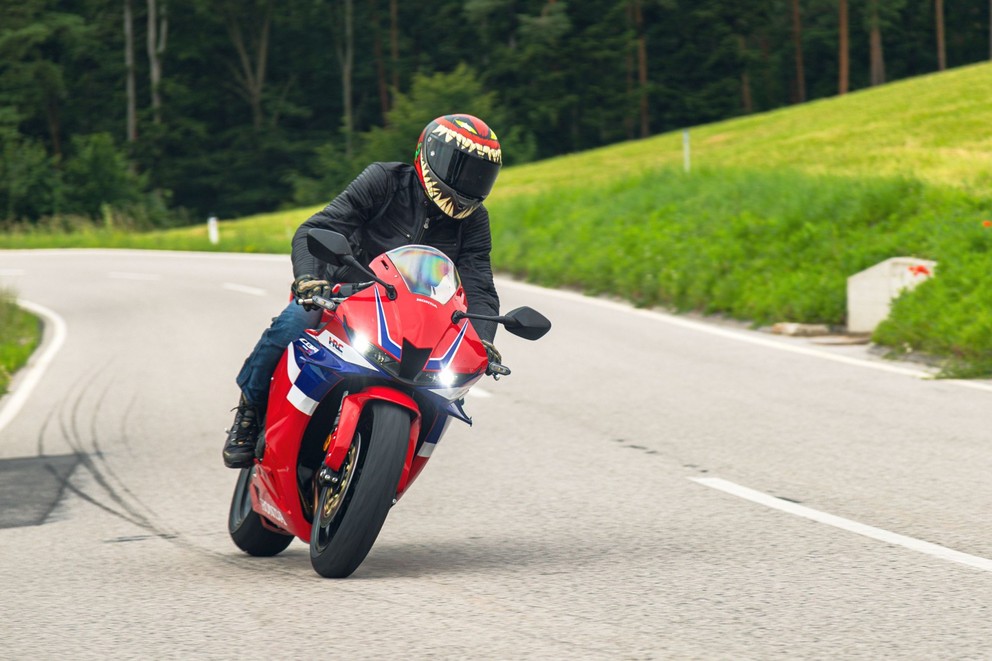 Honda CBR600RR 2024 em teste na estrada sinuosa - Imagem 31