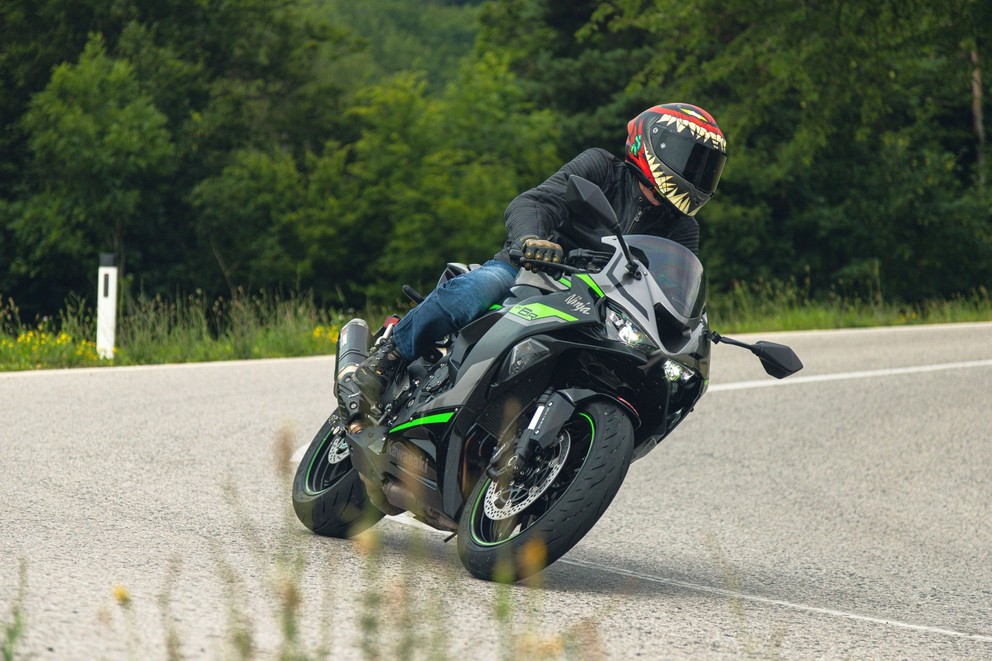 Test de la Kawasaki Ninja ZX-6R 2024 sur route sinueuse - Image 5