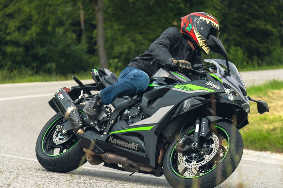 Prueba de la Kawasaki Ninja ZX-6R 2024 en la carretera de curvas - Imagen 34