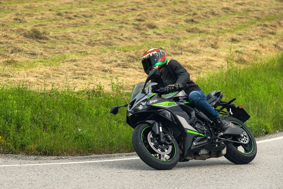 Test de la Kawasaki Ninja ZX-6R 2024 sur route sinueuse - Image 19