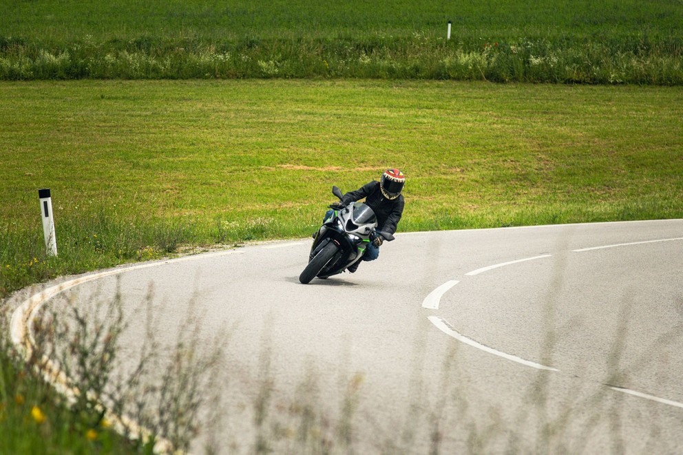 Test de la Kawasaki Ninja ZX-6R 2024 sur route sinueuse - Image 22