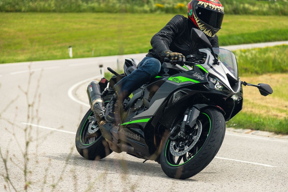 Test de la Kawasaki Ninja ZX-6R 2024 sur route sinueuse - Image 12