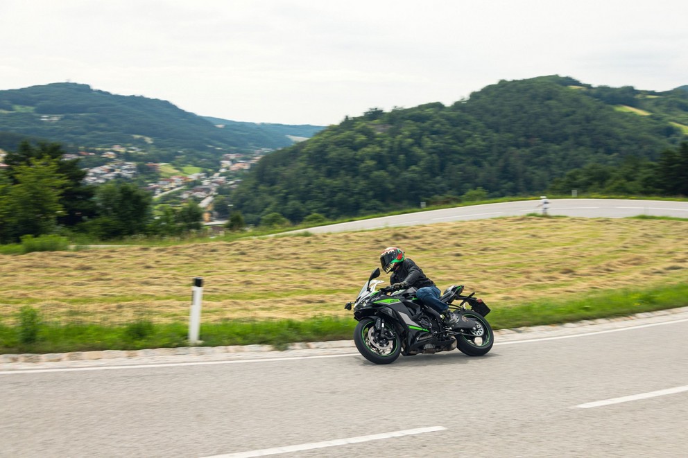 Kawasaki Ninja ZX-6R 2024 Testi kırsal yolda - Resim 3