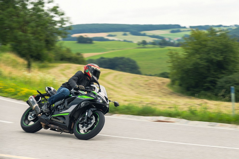 Test de la Kawasaki Ninja ZX-6R 2024 sur route sinueuse - Image 35