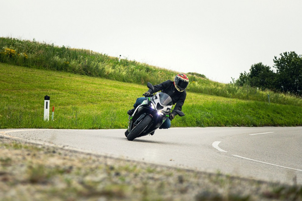 Kawasaki Ninja ZX-6R 2024 test på landsvägen - Bild 29