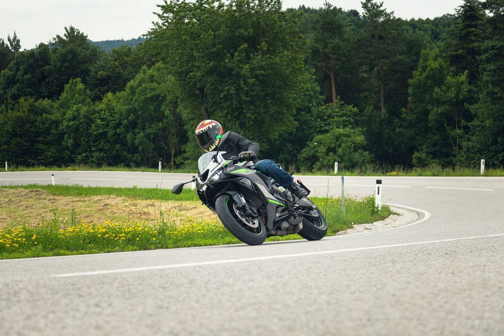 Test de la Kawasaki Ninja ZX-6R 2024 sur route sinueuse - Image 33