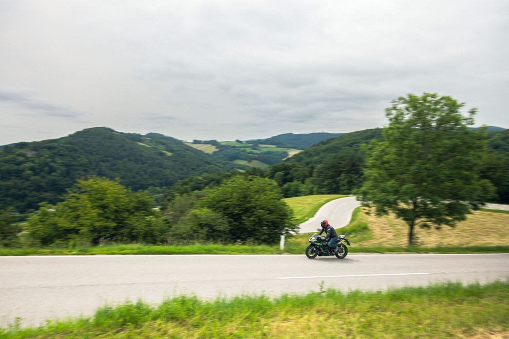 Teste da Kawasaki Ninja ZX-6R 2024 na estrada rural - Imagem 32