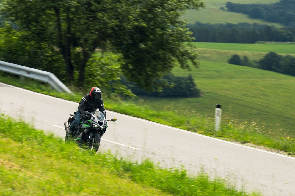 Test de la Kawasaki Ninja ZX-6R 2024 sur route sinueuse - Image 10