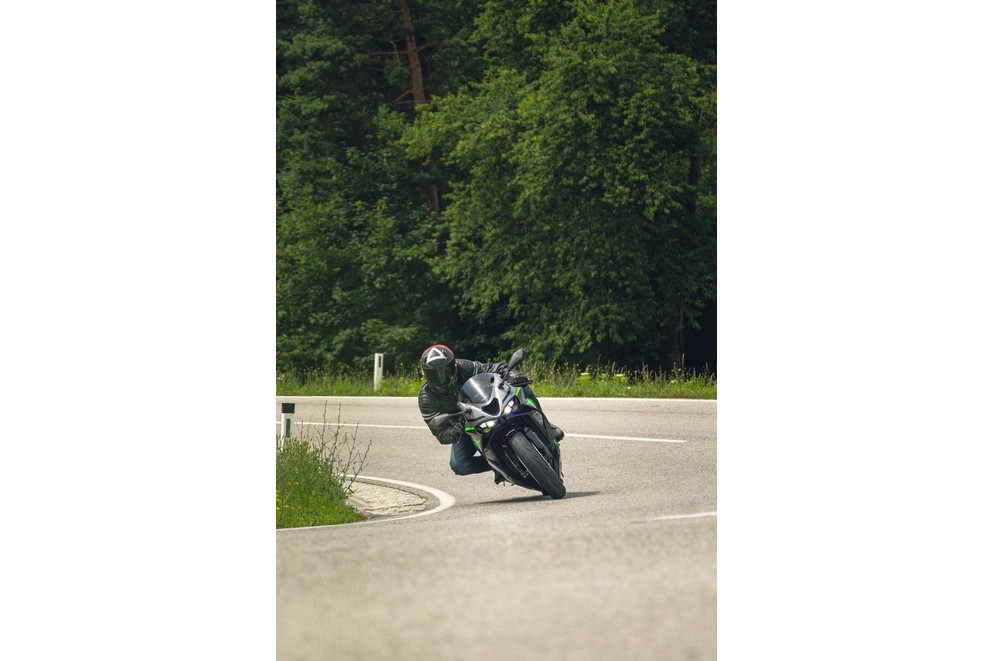 Test de la Kawasaki Ninja ZX-6R 2024 sur route sinueuse - Image 31