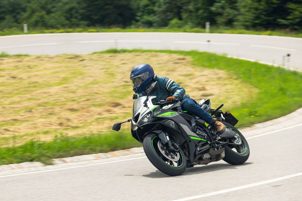 Kawasaki Ninja ZX-6R 2024 Testi kırsal yolda - Resim 1