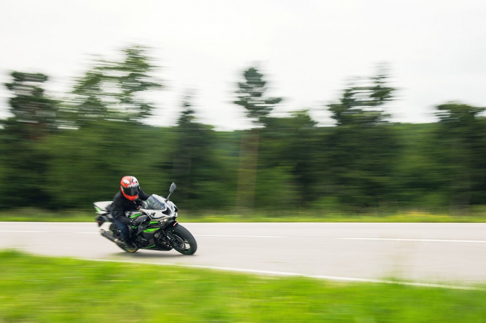 Prueba de la Kawasaki Ninja ZX-6R 2024 en la carretera de curvas - Imagen 9