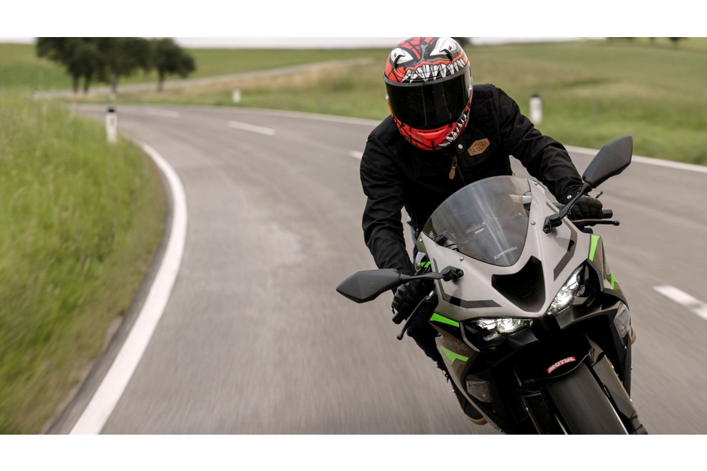 Test de la Kawasaki Ninja ZX-6R 2024 sur route sinueuse - Image 25