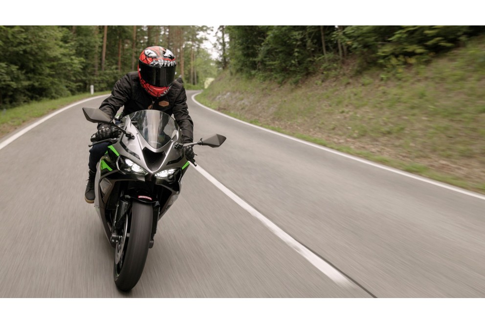 Prueba de la Kawasaki Ninja ZX-6R 2024 en la carretera de curvas - Imagen 2