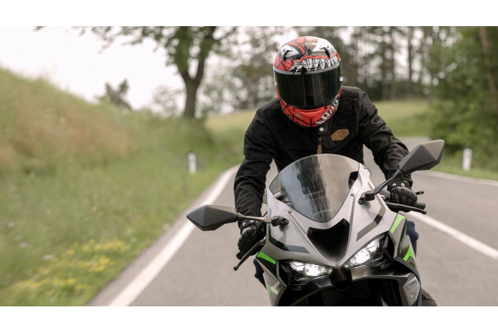 Test Kawasaki Ninja ZX-6R 2024 na vidieckej ceste - Obrázok 37