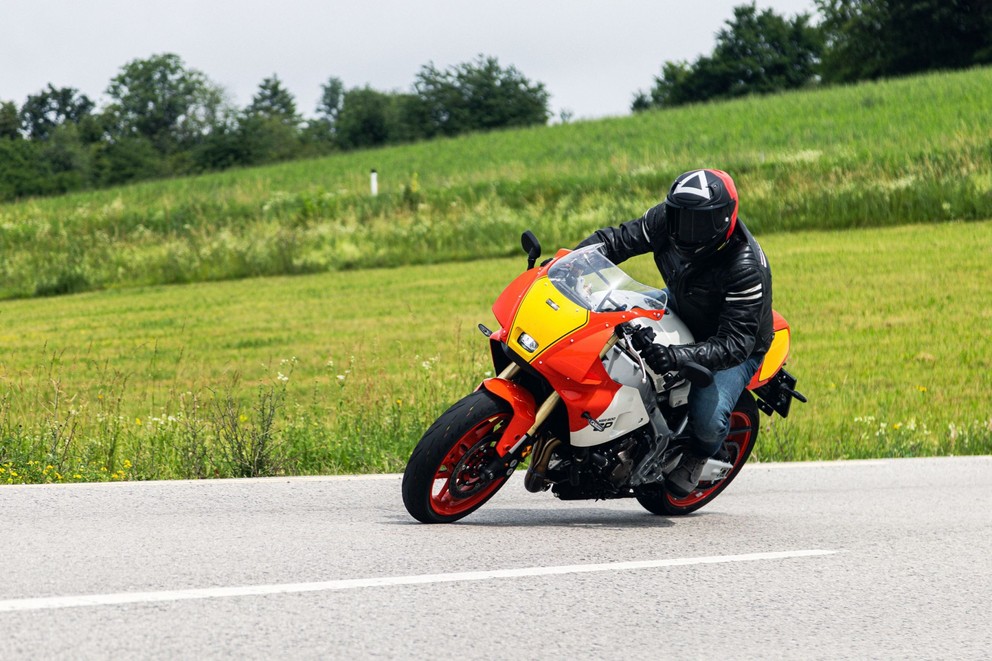 Teste da Yamaha XSR900 GP 2024 na estrada rural - Imagem 13