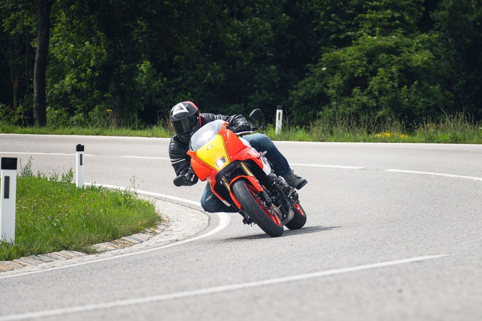 Prueba de la Yamaha XSR900 GP 2024 en carretera secundaria - Imagen 42