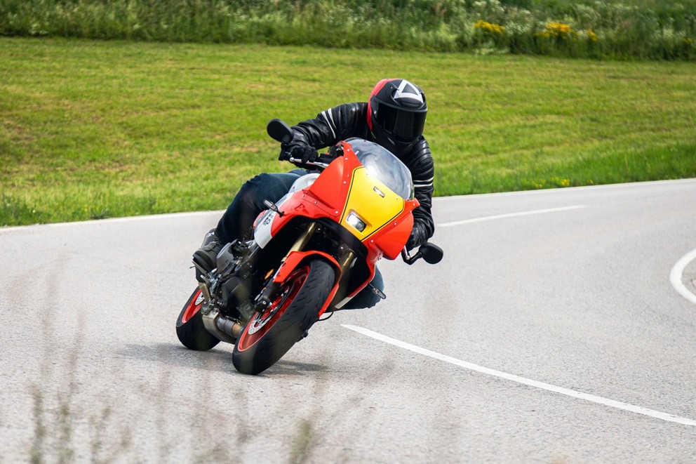 Teste da Yamaha XSR900 GP 2024 na estrada rural - Imagem 8