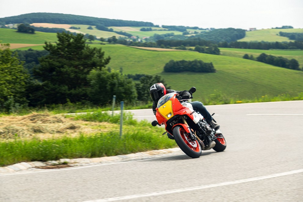 Prueba de la Yamaha XSR900 GP 2024 en carretera secundaria - Imagen 55