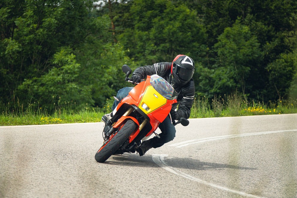 Teste da Yamaha XSR900 GP 2024 na estrada rural - Imagem 39