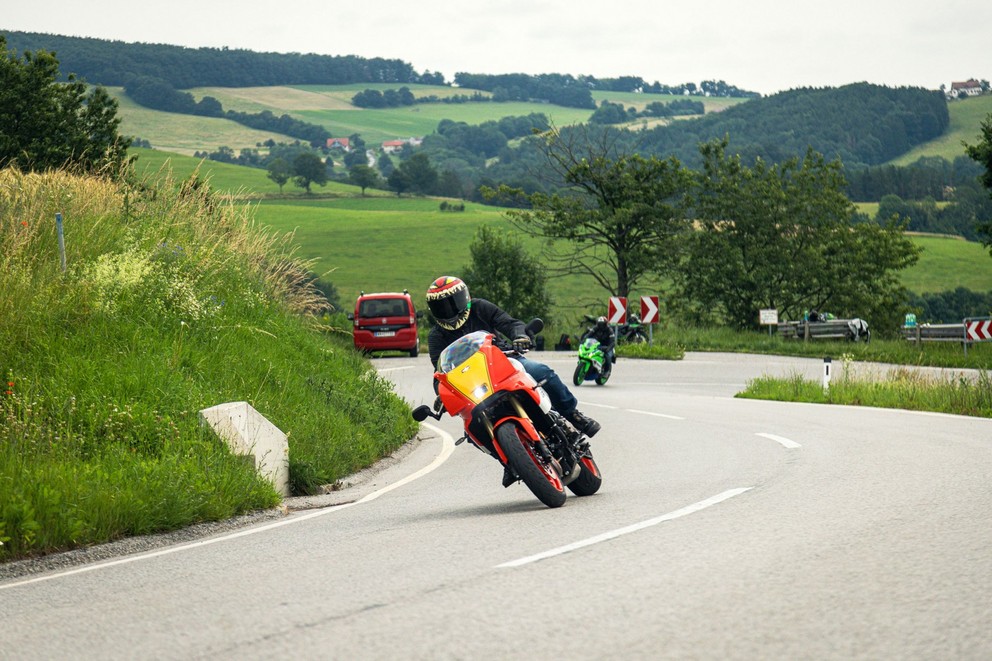 Teste da Yamaha XSR900 GP 2024 na estrada rural - Imagem 61