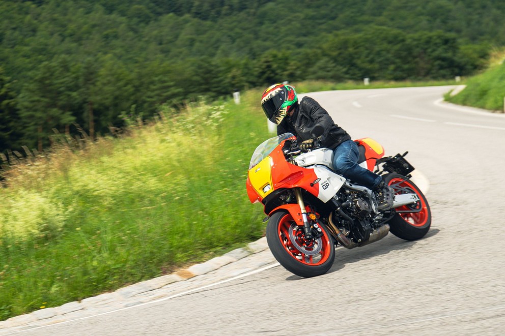 Prueba de la Yamaha XSR900 GP 2024 en carretera secundaria - Imagen 4