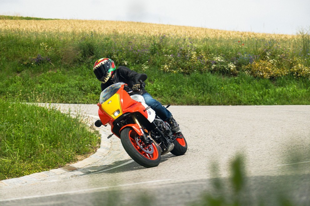 Teste da Yamaha XSR900 GP 2024 na estrada rural - Imagem 12