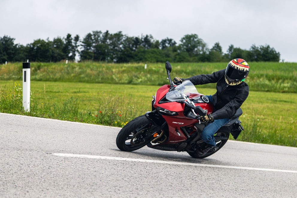 Triumph Daytona 660 Testi 2024'te Kırsal Yolda - Resim 16