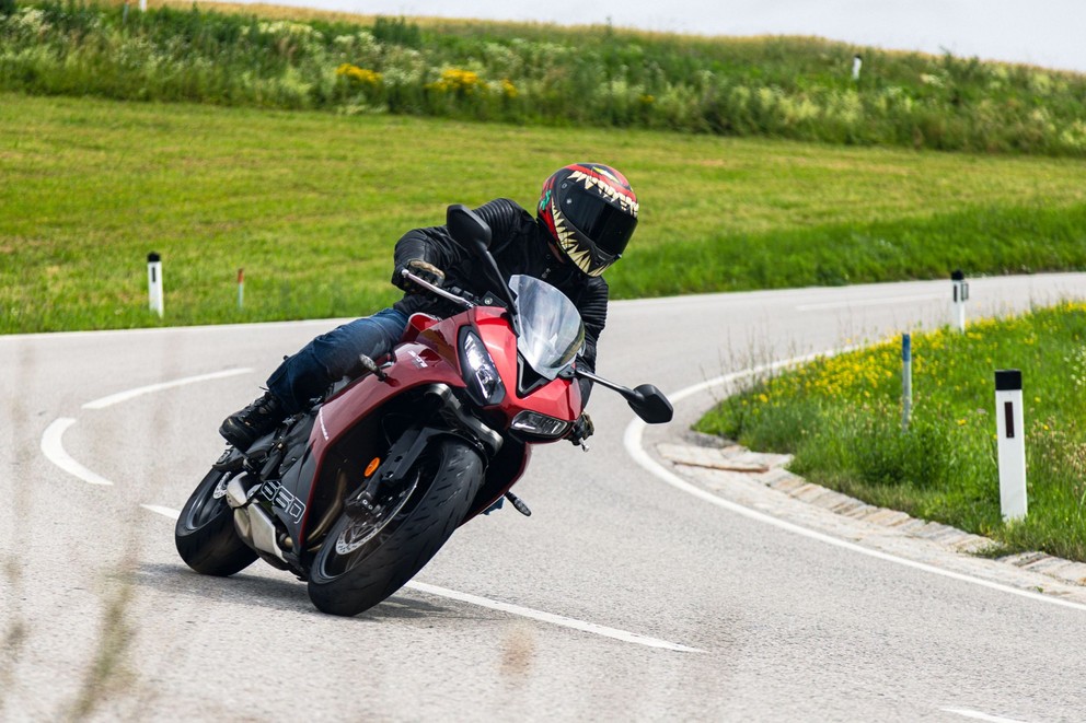 Test Triumph Daytona 660 na drodze wiejskiej 2024 - Obraz 39