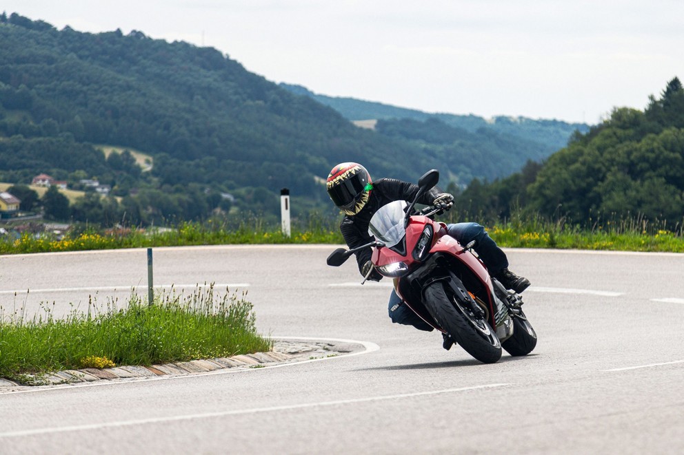 Triumph Daytona 660 Testi 2024'te Kırsal Yolda - Resim 22