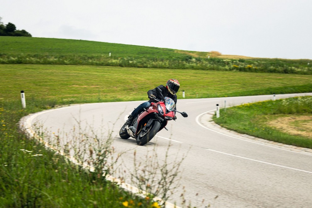 Test Triumph Daytona 660 na drodze wiejskiej 2024 - Obraz 51