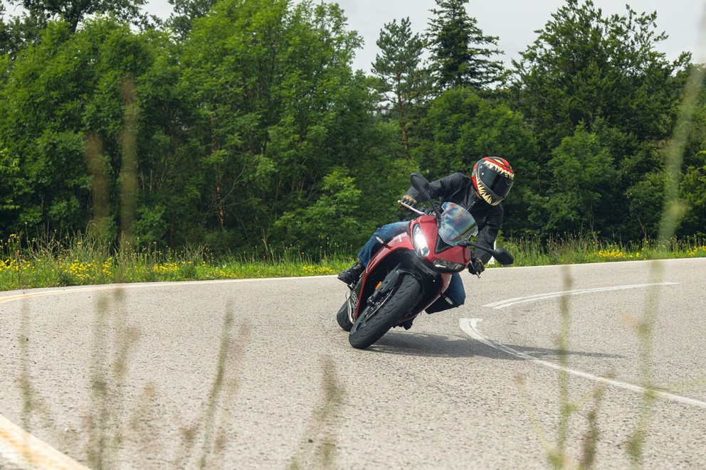 Test Triumph Daytona 660 na venkovské silnici 2024 - Obrázek 37