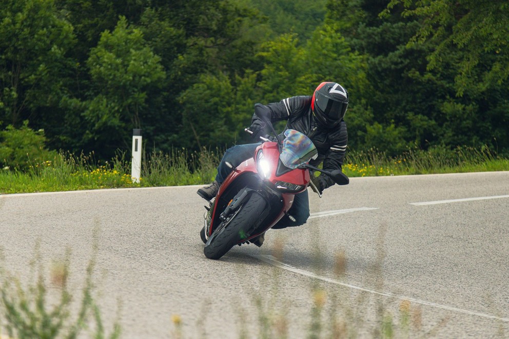 Test Triumph Daytona 660 na drodze wiejskiej 2024 - Obraz 58