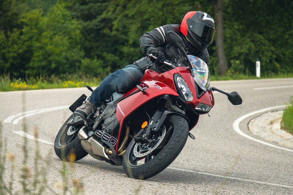 Triumph Daytona 660 Testi 2024'te Kırsal Yolda - Resim 10