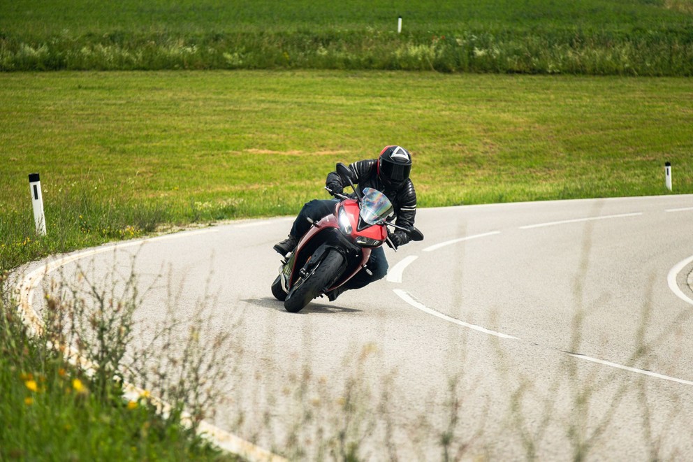 Triumph Daytona 660 Testi 2024'te Kırsal Yolda - Resim 9