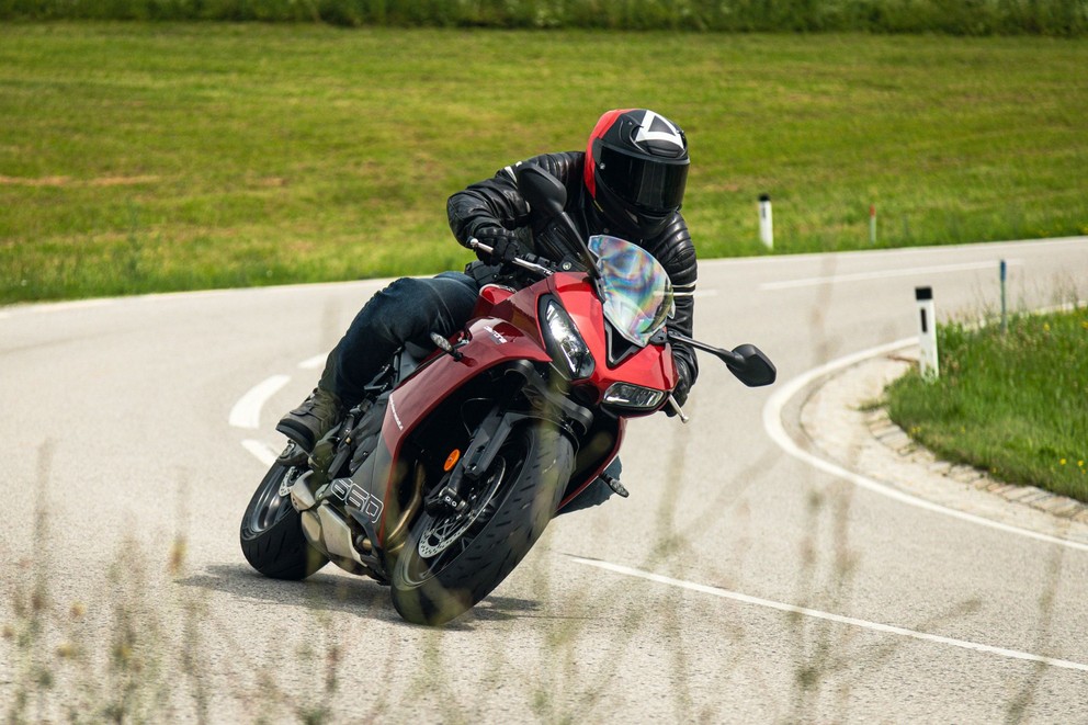 Test de la Triumph Daytona 660 sur route sinueuse 2024 - Image 50