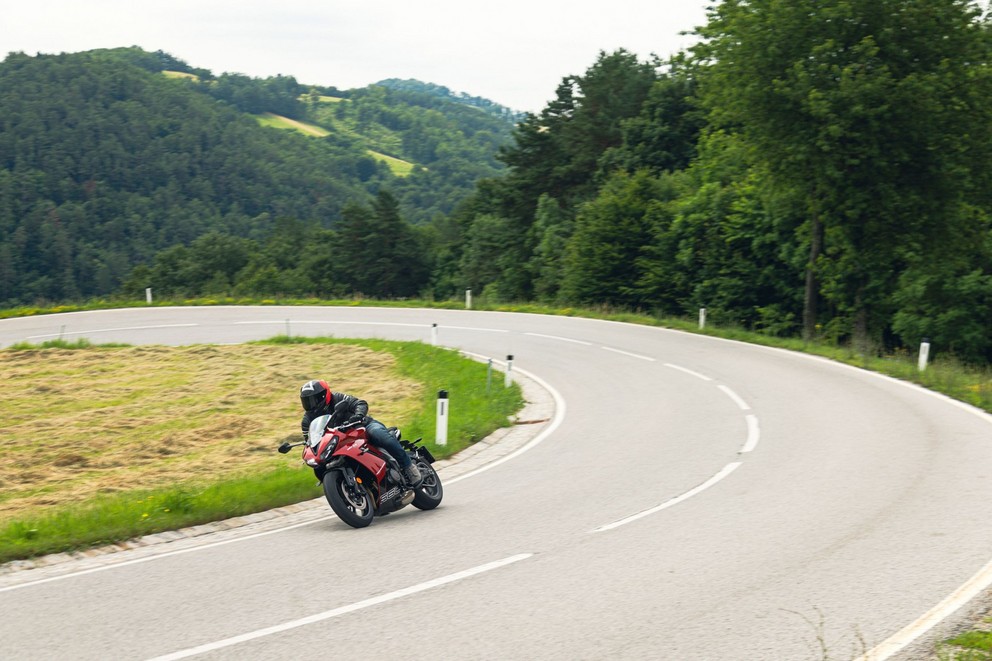 Triumph Daytona 660 Testi 2024'te Kırsal Yolda - Resim 18