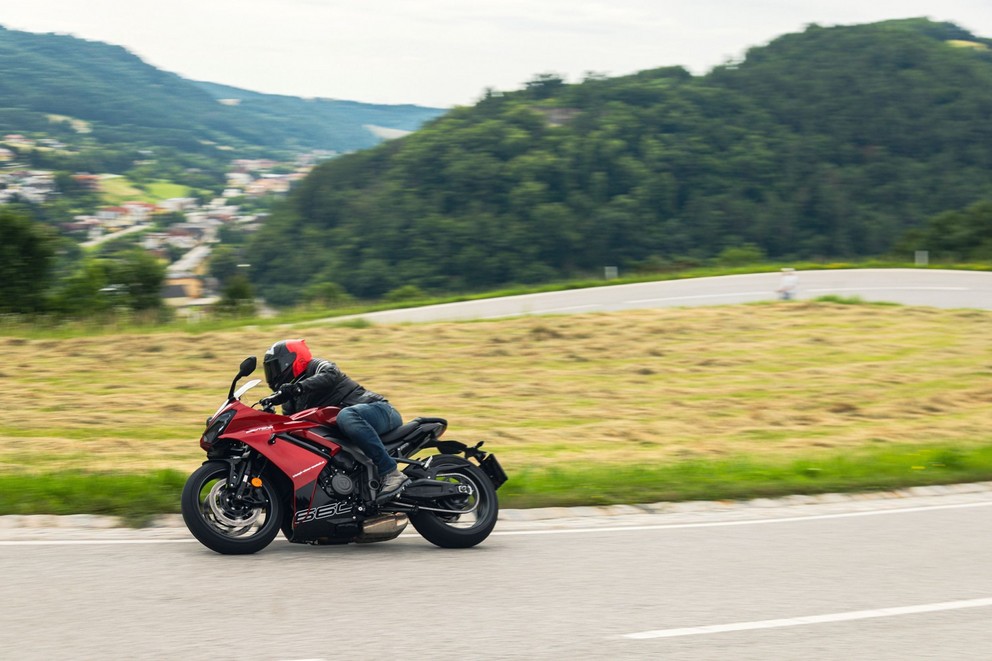 Triumph Daytona 660 Testi 2024'te Kırsal Yolda - Resim 57