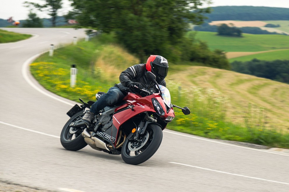 Teste da Triumph Daytona 660 na estrada rural 2024 - Imagem 6