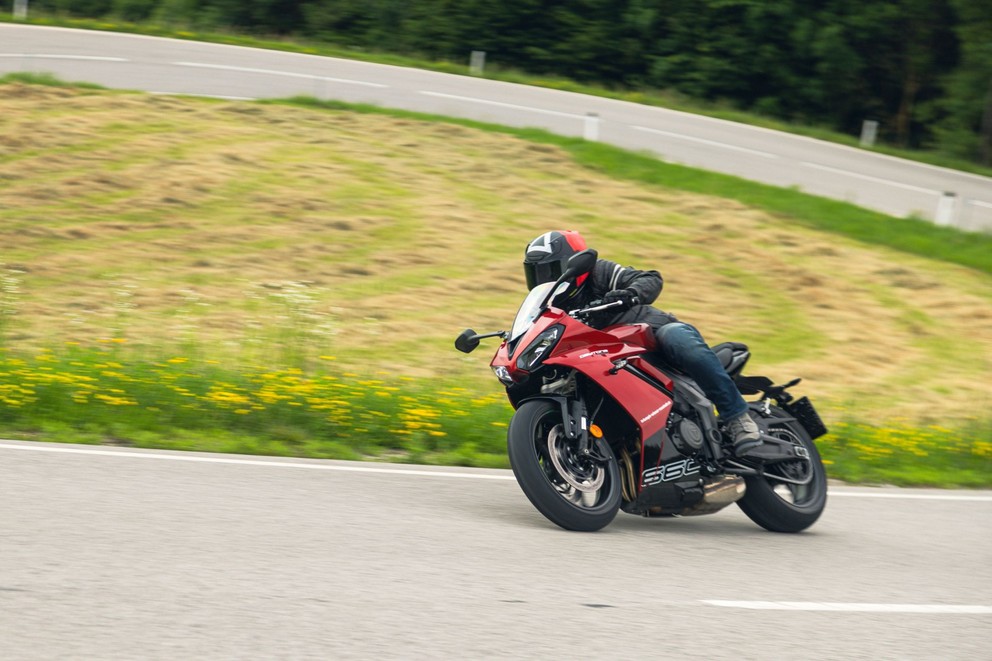 Test Triumph Daytona 660 na venkovské silnici 2024 - Obrázek 17