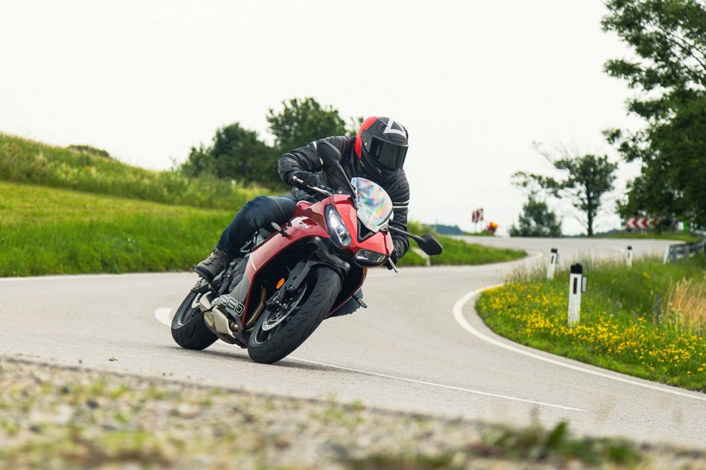 Teste da Triumph Daytona 660 na estrada rural 2024 - Imagem 49