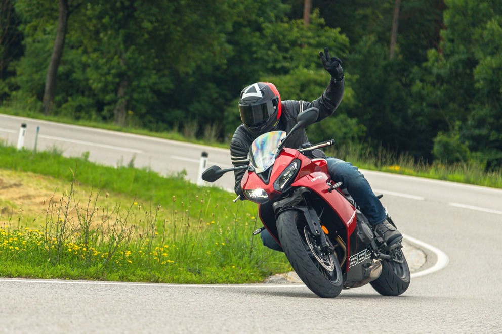 Triumph Daytona 660 Testi 2024'te Kırsal Yolda - Resim 53