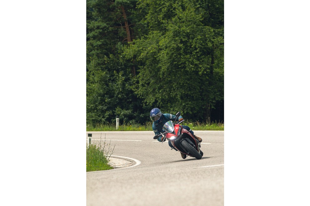 Test Triumph Daytona 660 na venkovské silnici 2024 - Obrázek 4