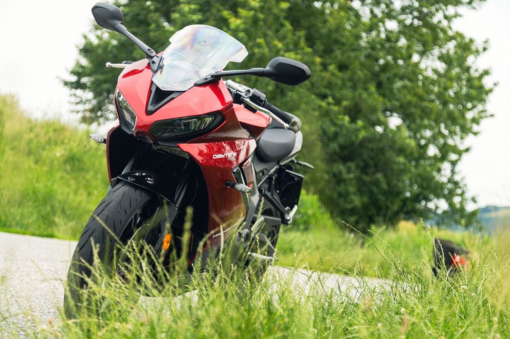 Triumph Daytona 660 Testi 2024'te Kırsal Yolda - Resim 26