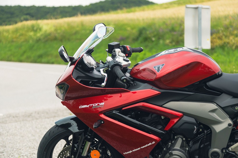 Teste da Triumph Daytona 660 na estrada rural 2024 - Imagem 24