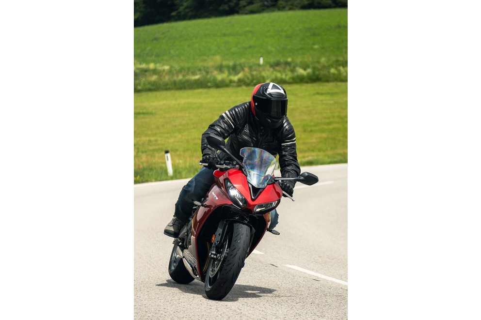 Triumph Daytona 660 Testi 2024'te Kırsal Yolda - Resim 5