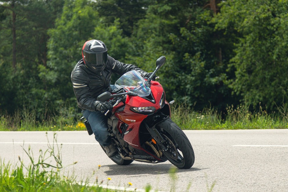 Test Triumph Daytona 660 na venkovské silnici 2024 - Obrázek 3